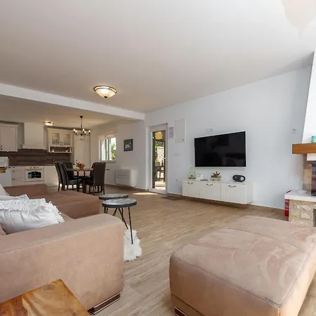 Ivo Zadarvillas Villa *