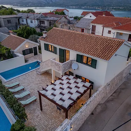 Ivo Zadarvillas Villa *